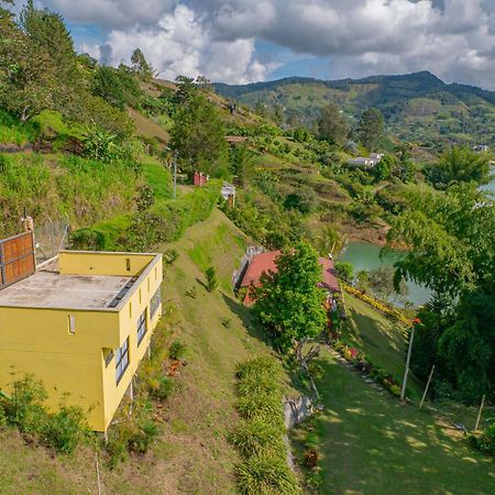 Descanso Bajo La Piedra Del Penol Guatape Bagian luar foto
