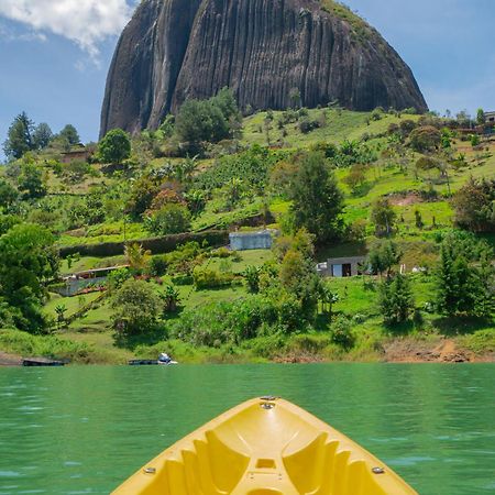 Descanso Bajo La Piedra Del Penol Guatape Bagian luar foto
