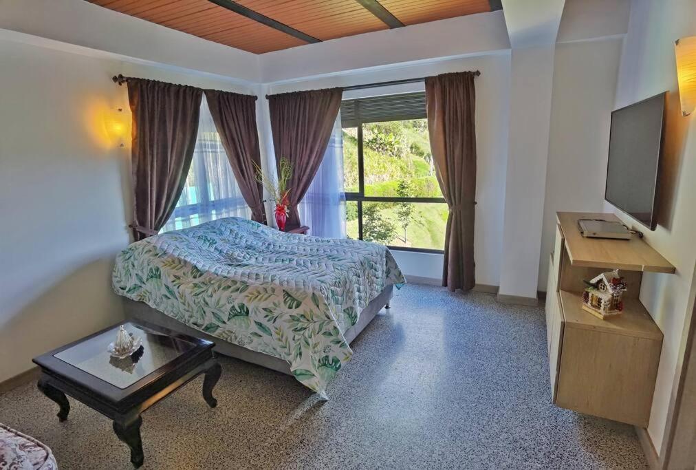 Descanso Bajo La Piedra Del Penol Guatape Bagian luar foto