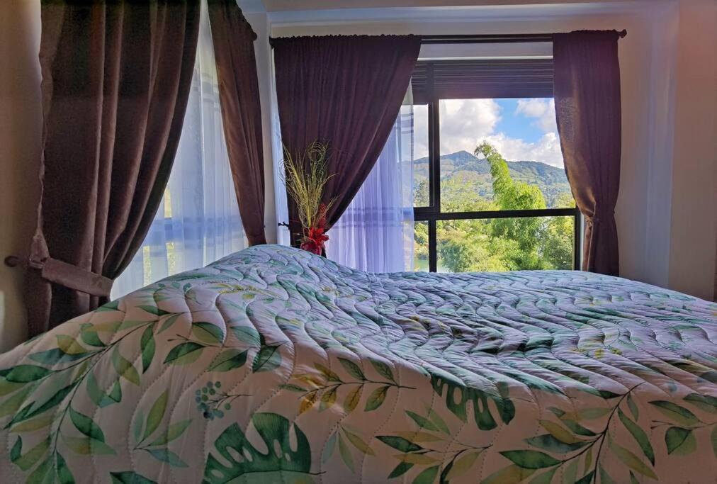 Descanso Bajo La Piedra Del Penol Guatape Bagian luar foto