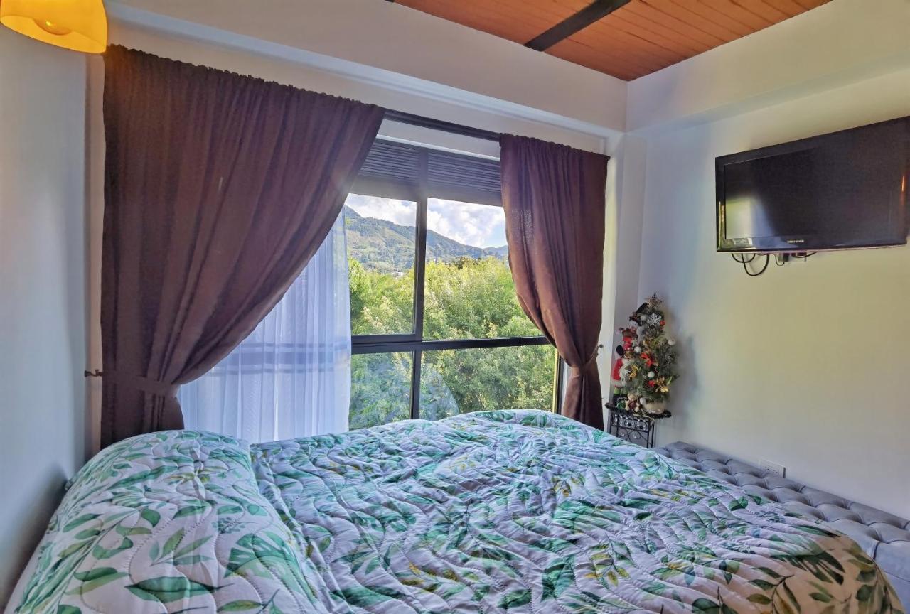 Descanso Bajo La Piedra Del Penol Guatape Bagian luar foto