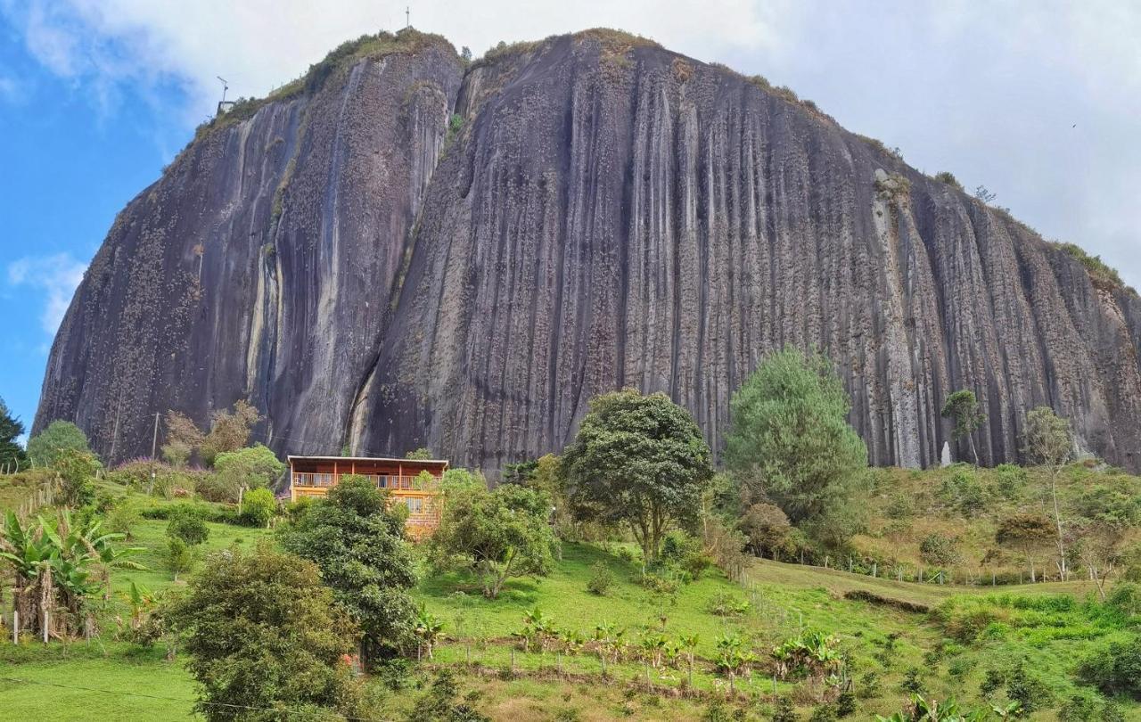 Descanso Bajo La Piedra Del Penol Guatape Bagian luar foto