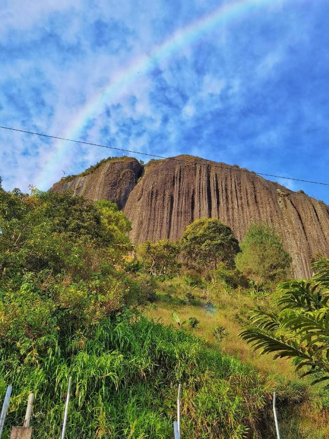 Descanso Bajo La Piedra Del Penol Guatape Bagian luar foto