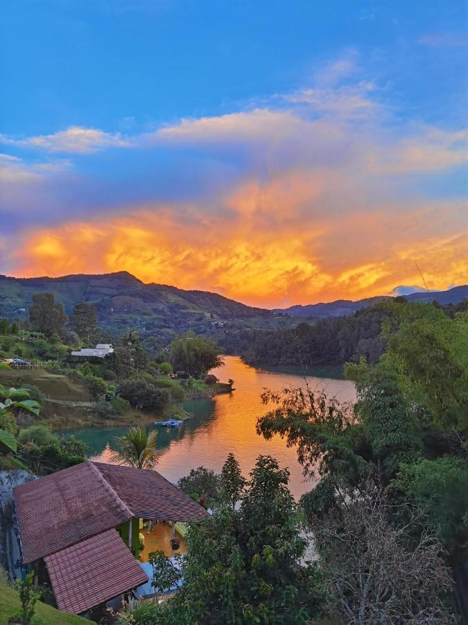 Descanso Bajo La Piedra Del Penol Guatape Bagian luar foto