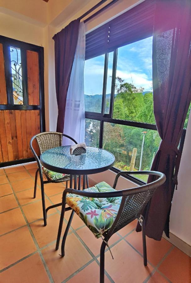 Descanso Bajo La Piedra Del Penol Guatape Bagian luar foto