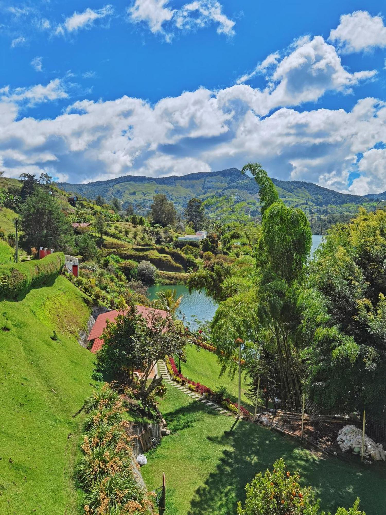 Descanso Bajo La Piedra Del Penol Guatape Bagian luar foto
