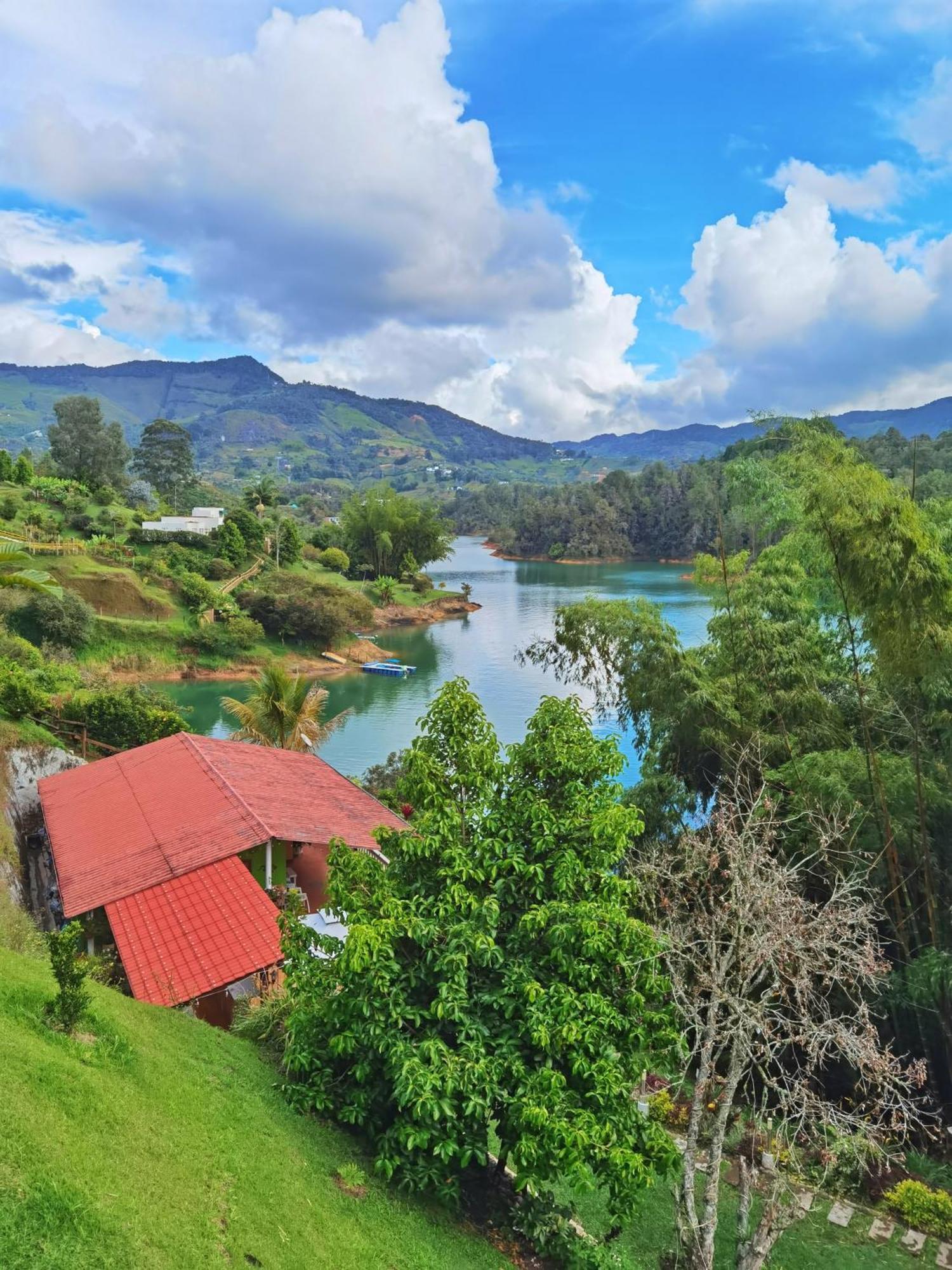 Descanso Bajo La Piedra Del Penol Guatape Bagian luar foto
