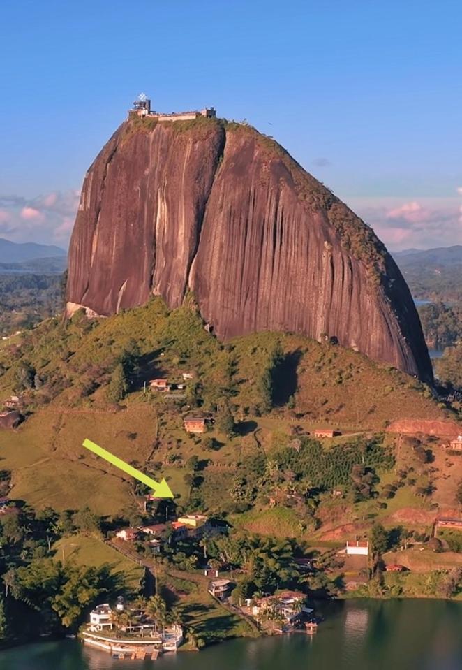 Descanso Bajo La Piedra Del Penol Guatape Bagian luar foto