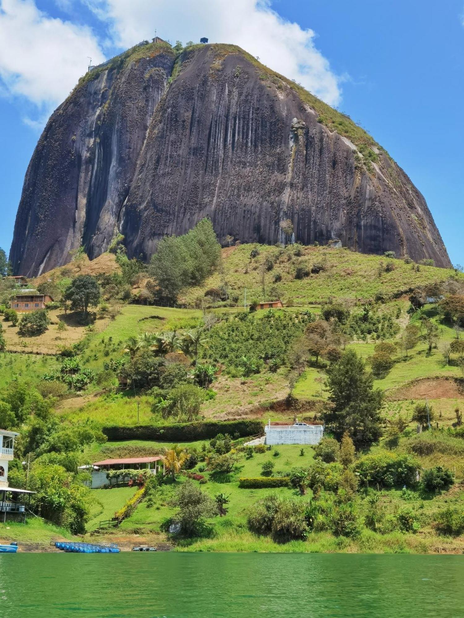 Descanso Bajo La Piedra Del Penol Guatape Bagian luar foto