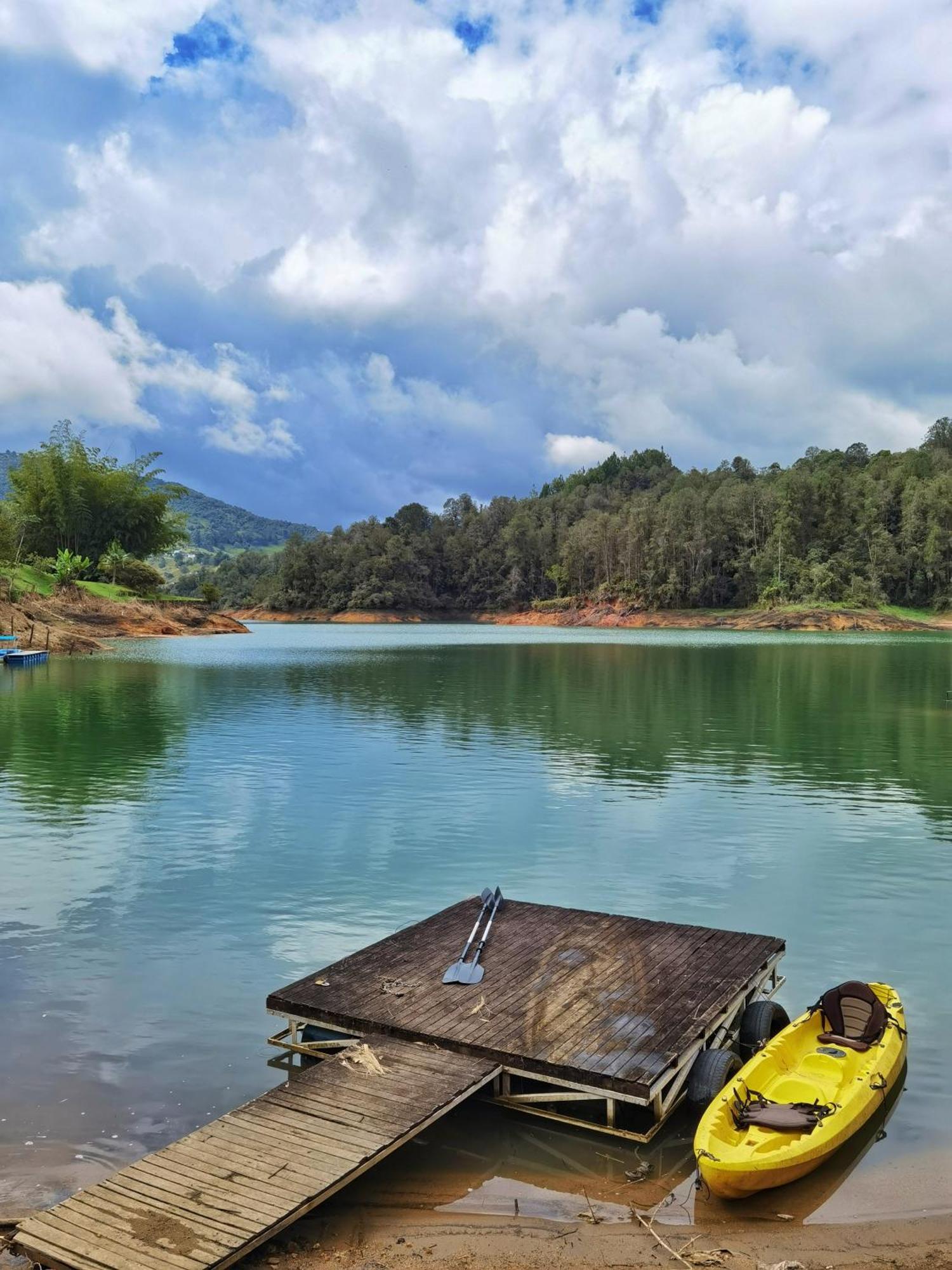 Descanso Bajo La Piedra Del Penol Guatape Bagian luar foto
