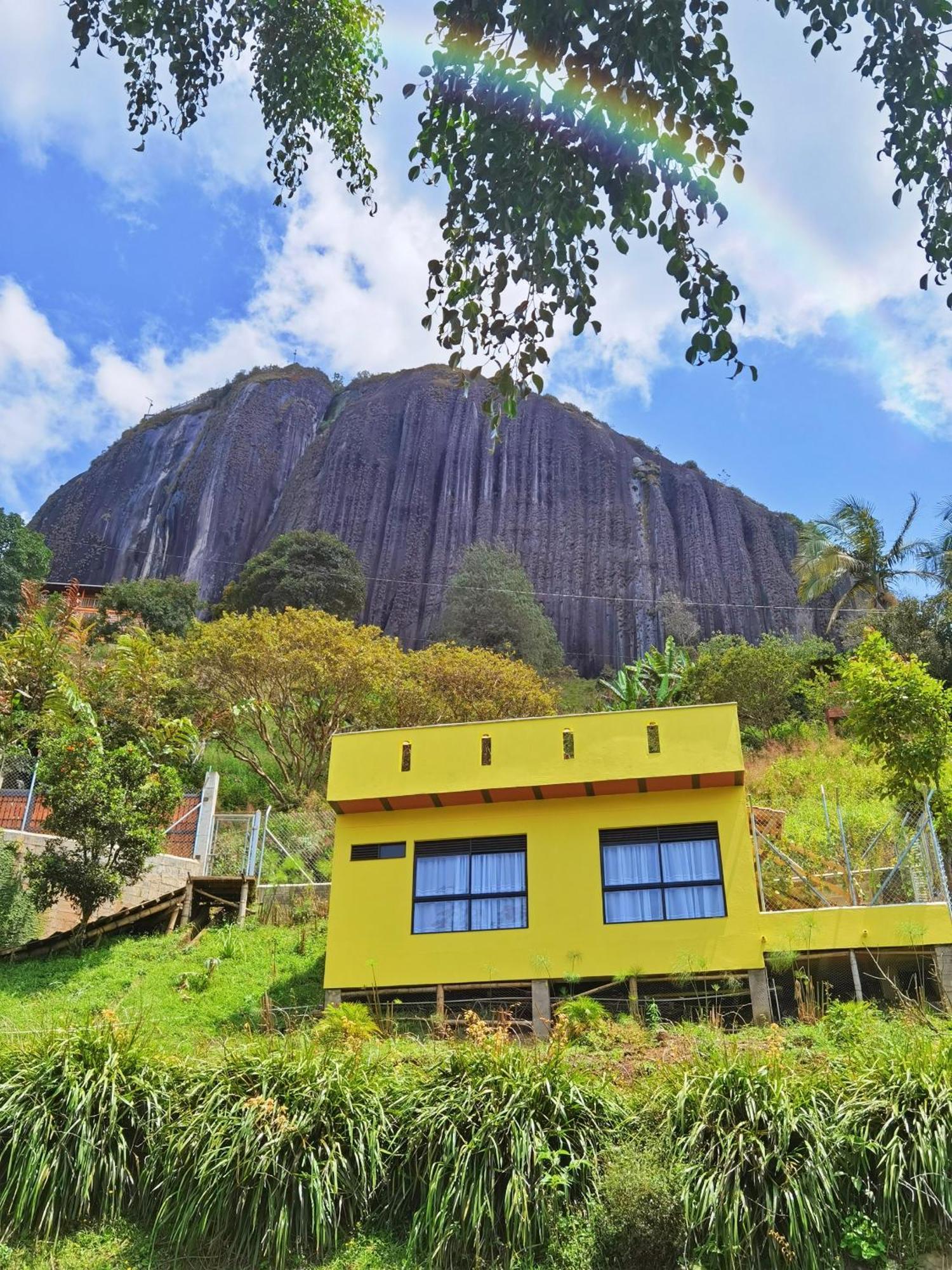 Descanso Bajo La Piedra Del Penol Guatape Bagian luar foto