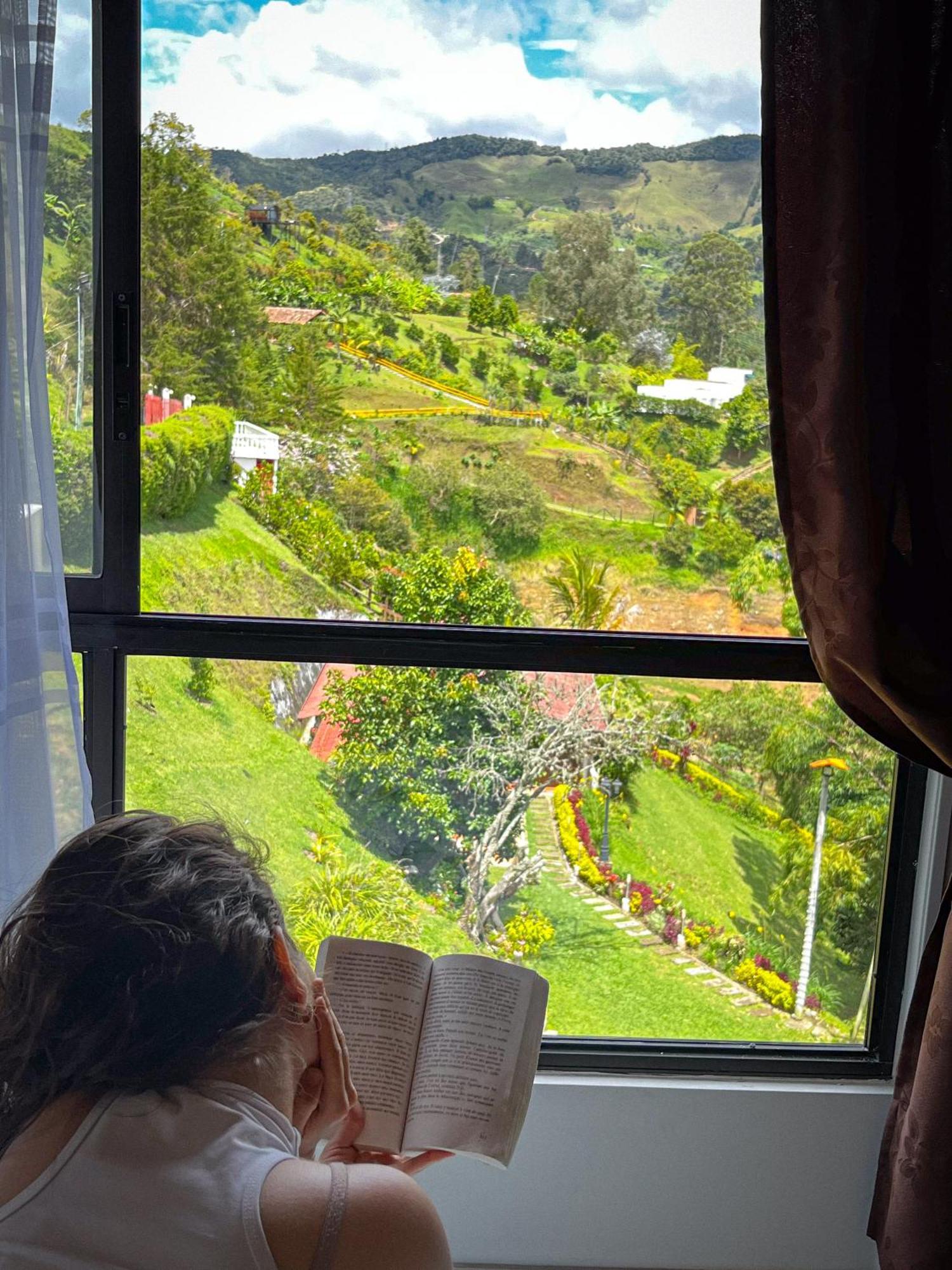Descanso Bajo La Piedra Del Penol Guatape Bagian luar foto