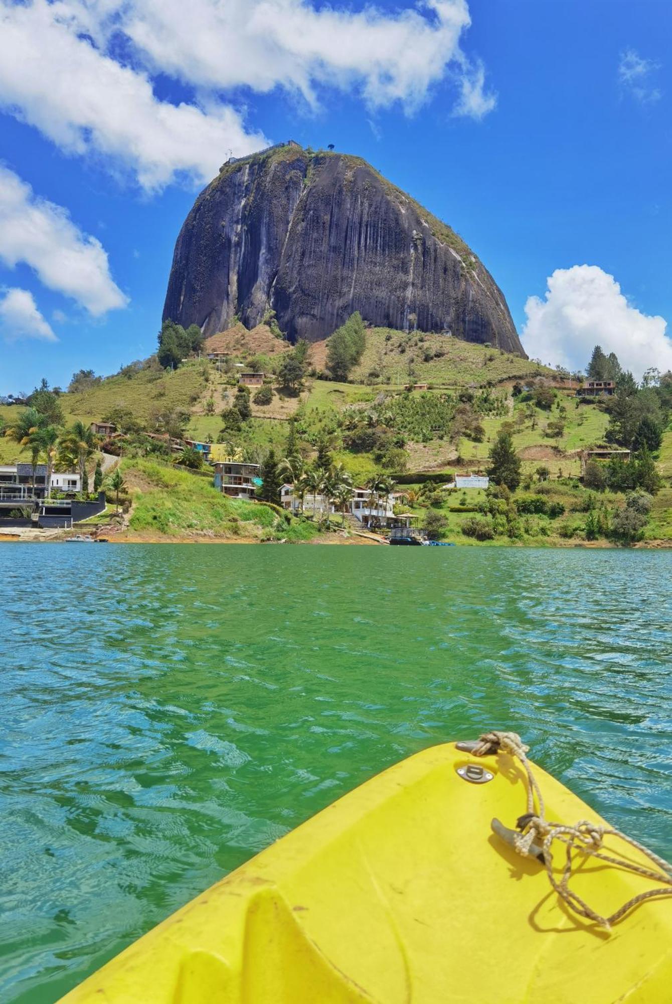 Descanso Bajo La Piedra Del Penol Guatape Bagian luar foto