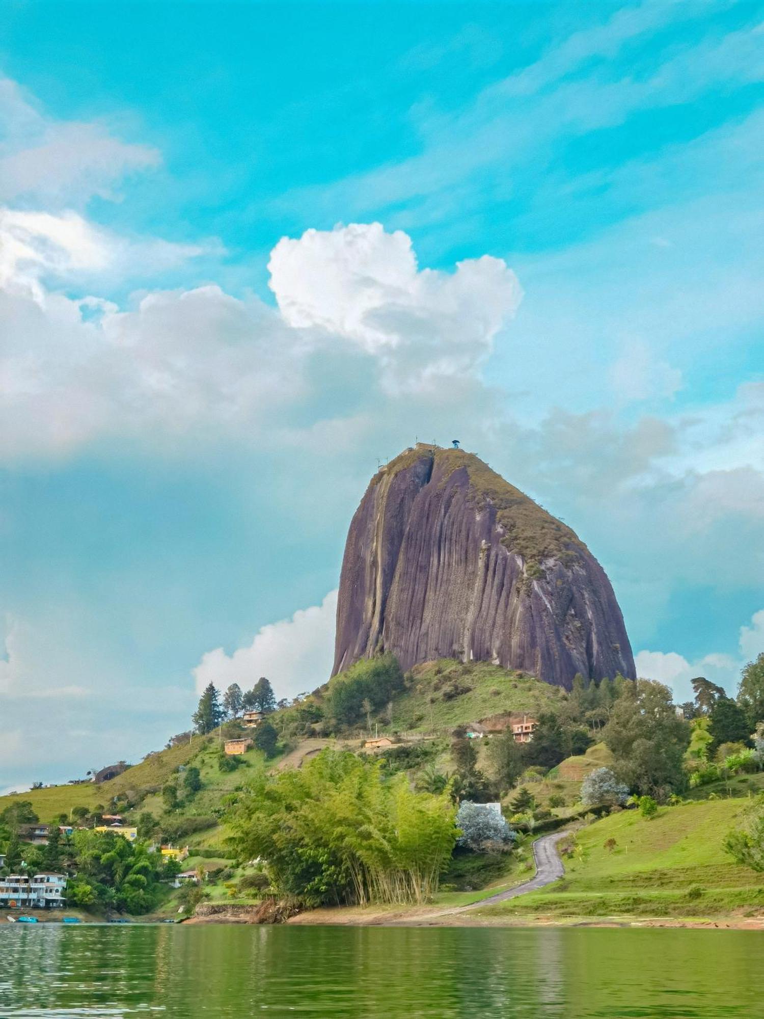 Descanso Bajo La Piedra Del Penol Guatape Bagian luar foto