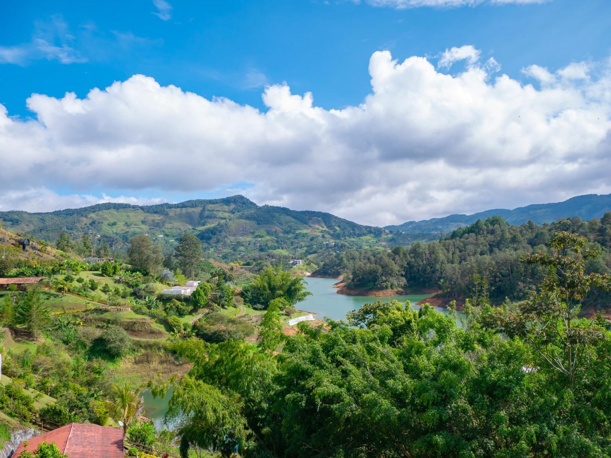Descanso Bajo La Piedra Del Penol Guatape Bagian luar foto