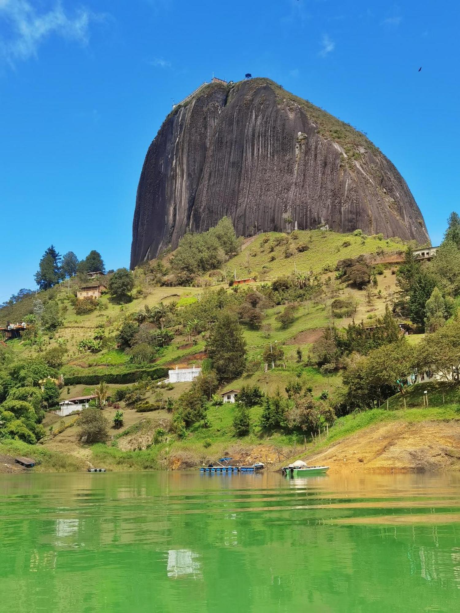 Descanso Bajo La Piedra Del Penol Guatape Bagian luar foto