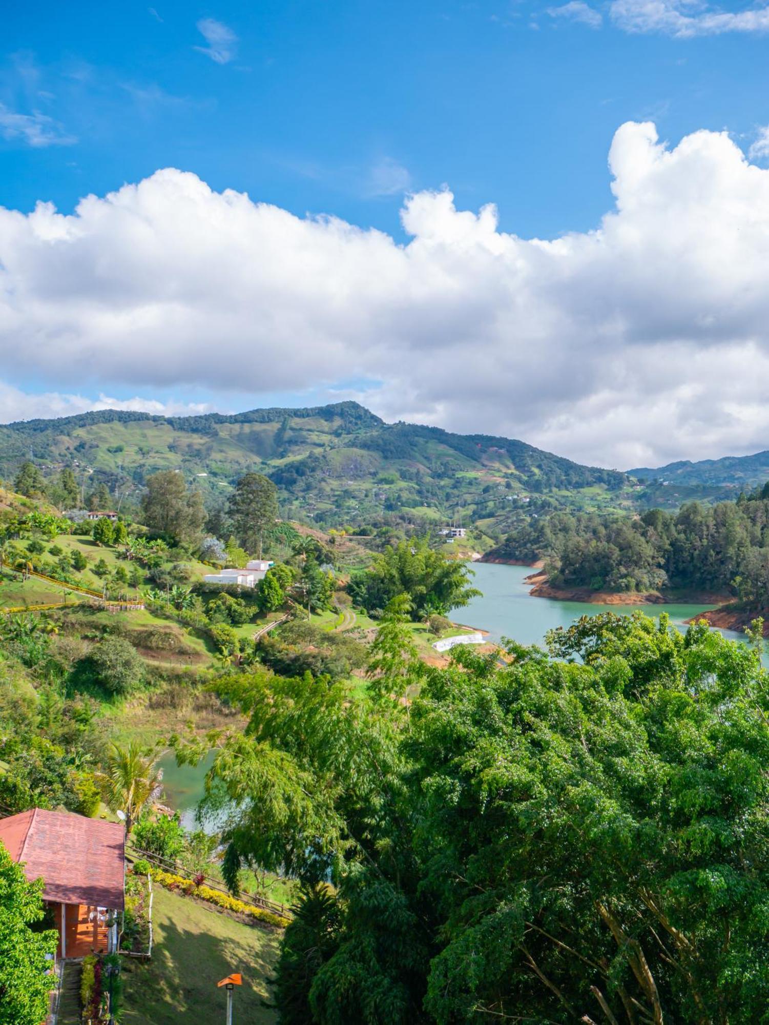 Descanso Bajo La Piedra Del Penol Guatape Bagian luar foto