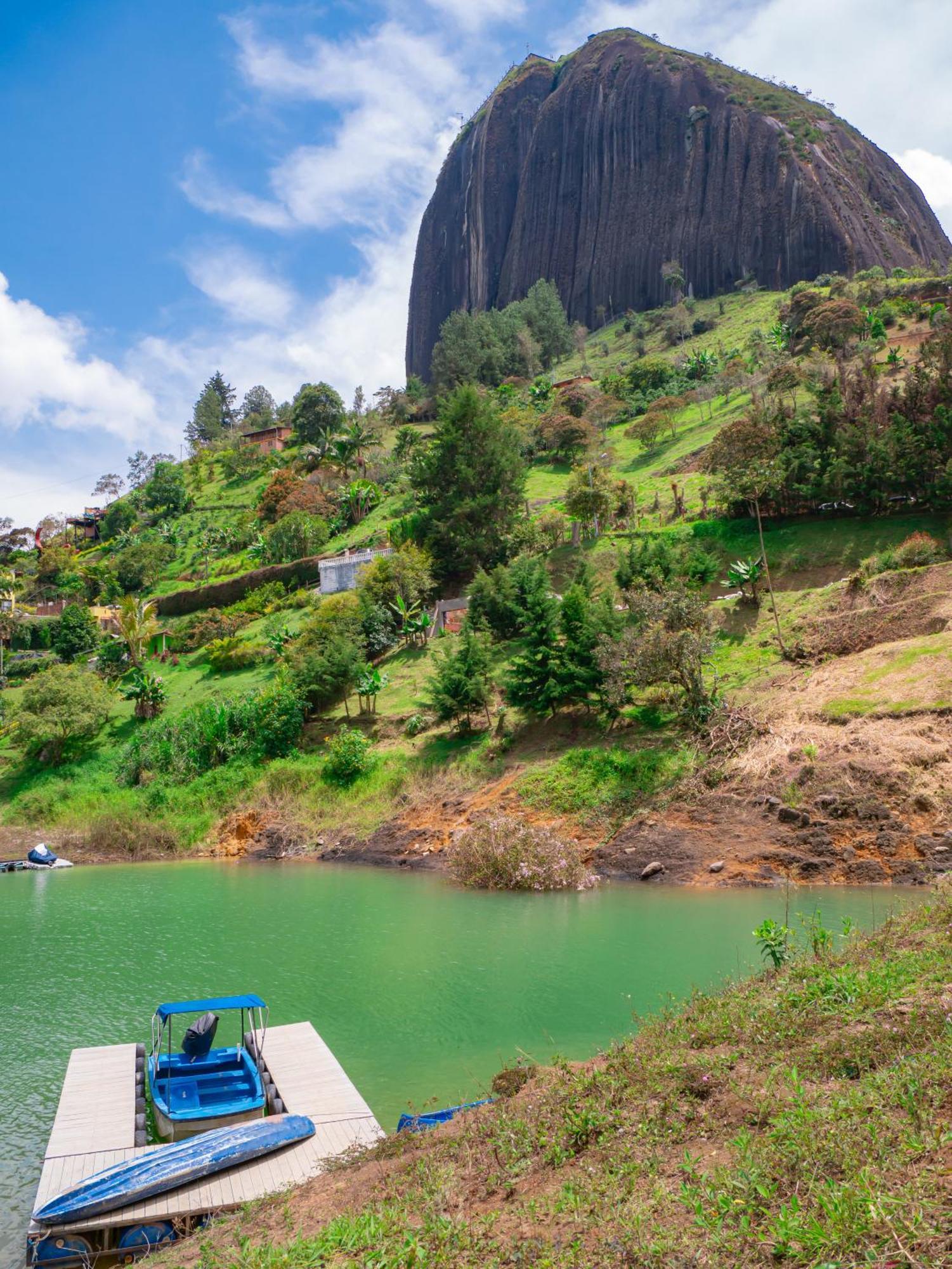 Descanso Bajo La Piedra Del Penol Guatape Bagian luar foto