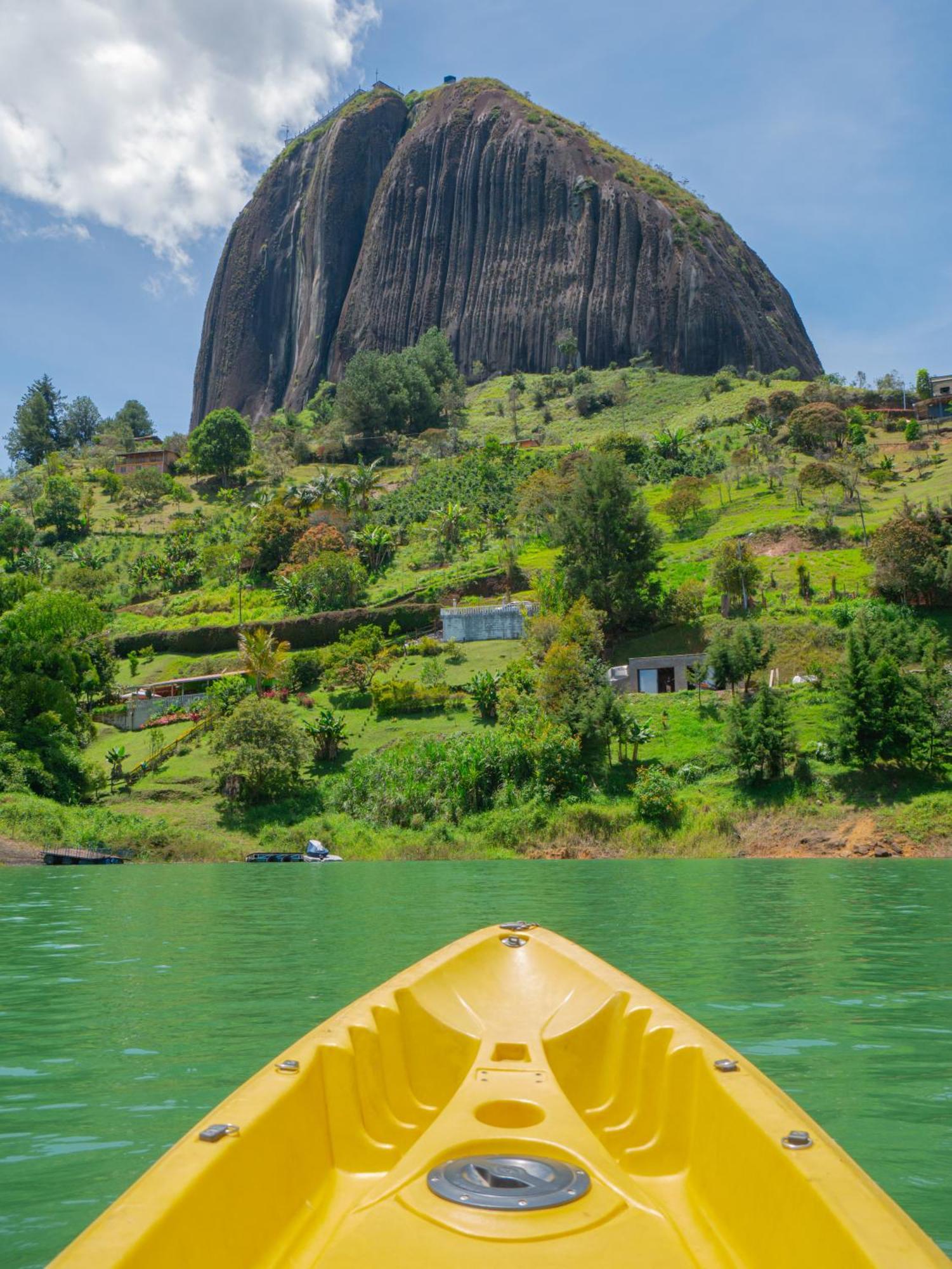 Descanso Bajo La Piedra Del Penol Guatape Bagian luar foto